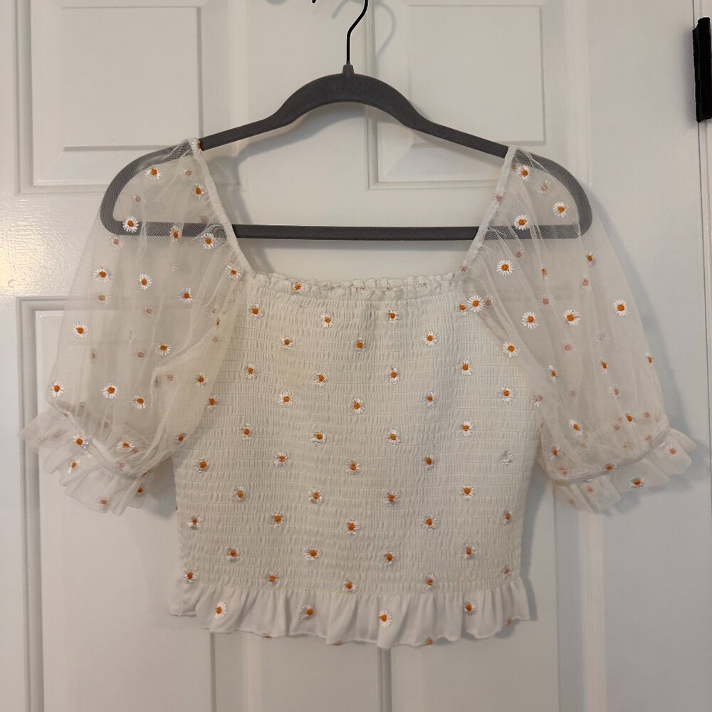 ALTAR’D STATE White Floral Puffy-Sleaved Blouse; Size Small.